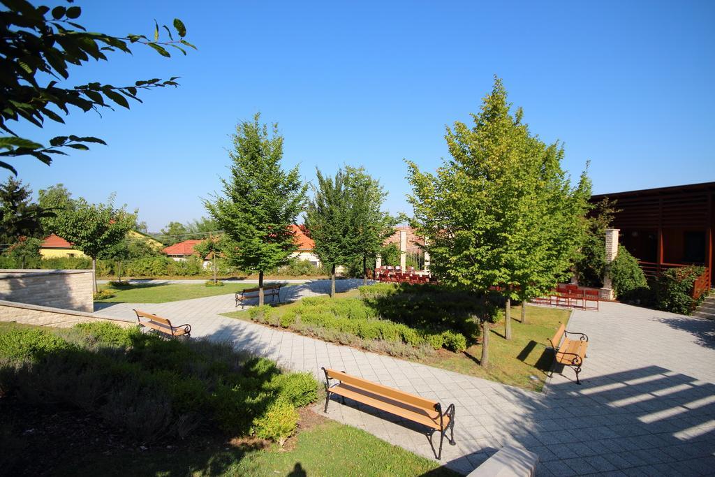 Hotel Adalbert Szent Gyoergy Haz Esztergom Exteriör bild