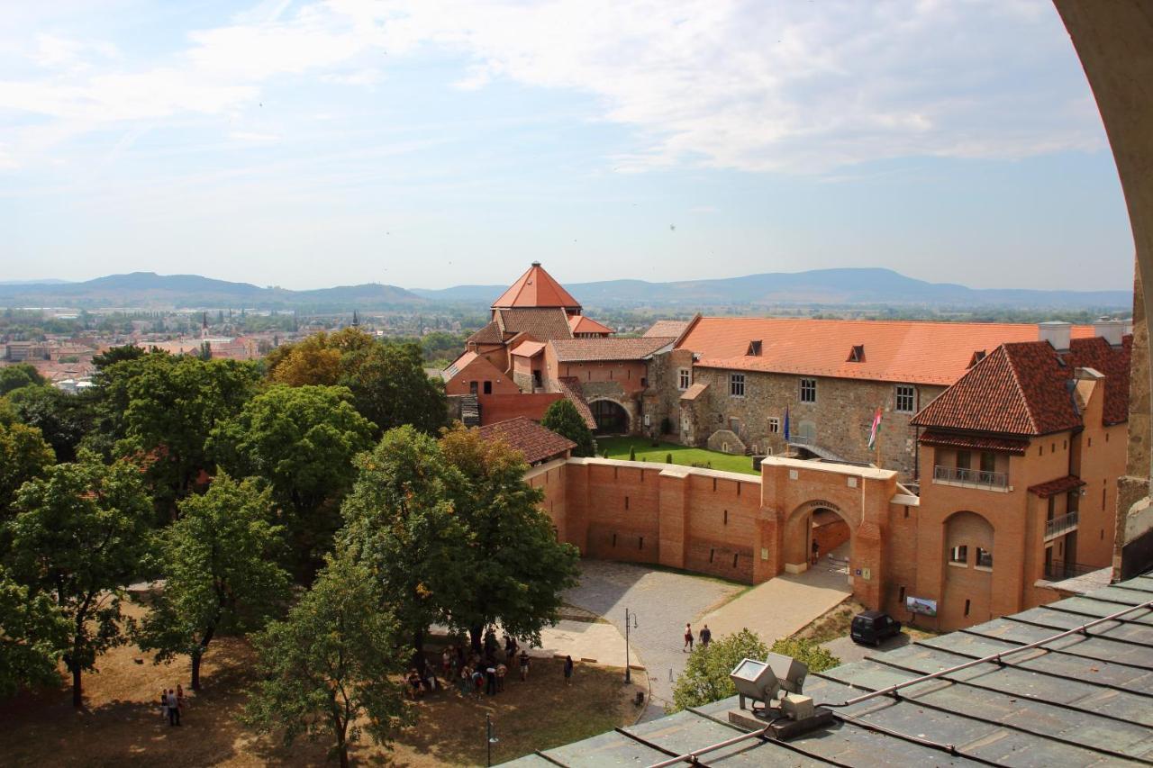 Hotel Adalbert Szent Gyoergy Haz Esztergom Exteriör bild